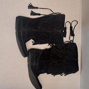 MINITONKA SUEDE FRINGE BOOTS